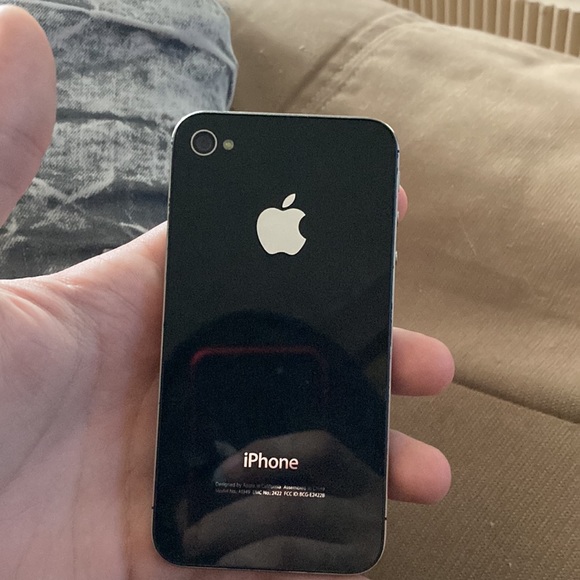 iPhone 4 works got a charger for it didn’t need it - Picture 3 of 4